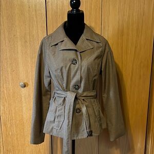 Merona short trenchcoat size medium water resistant great condition. Worn once.